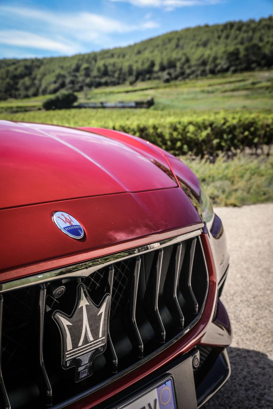 Логотип Maserati Ghibli S Q4 GranSport Nerissimo Pack 2018 года  (фото 12 из 18)